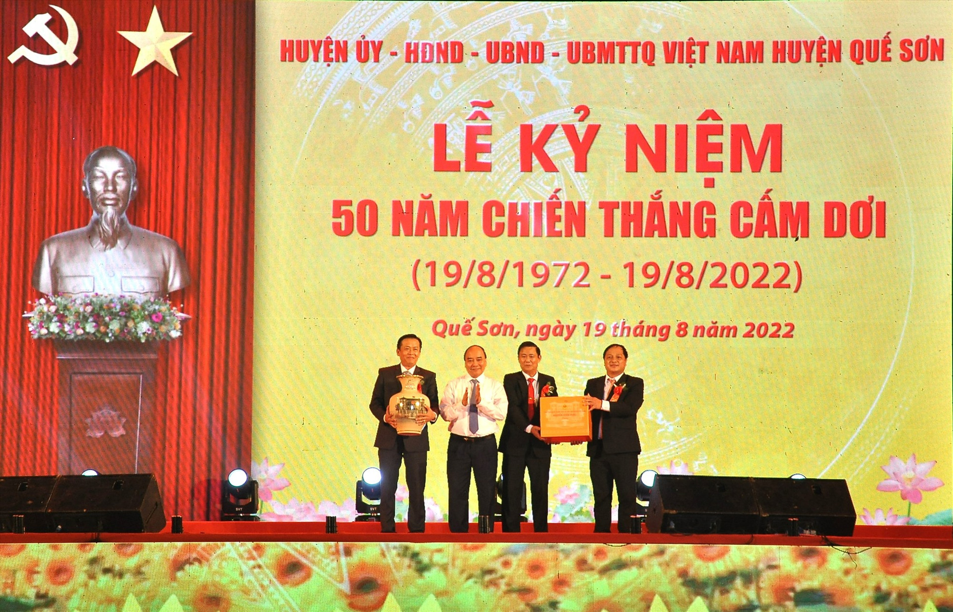 Chủ tịch nước Nguyễn Xuân Phúc tặng quà cho lãnh đạo huyện Quế Sơn. Ảnh: S.A