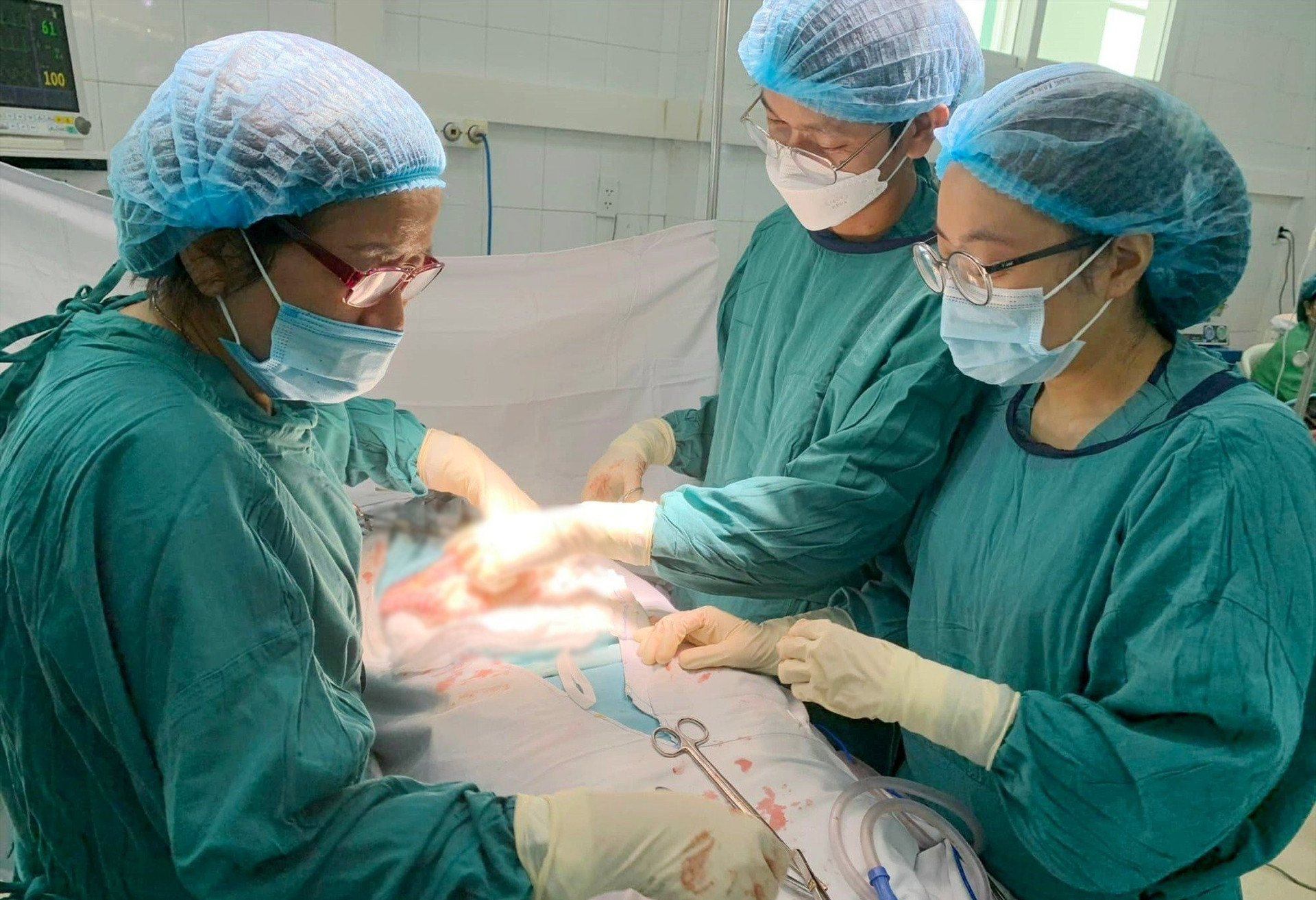 Các bác sĩ Bệnh viện Đa khoa Quảng Nam phẫu thuật cắt khối u nang buồng trứng cho bệnh nhân. Ảnh: BVCC.