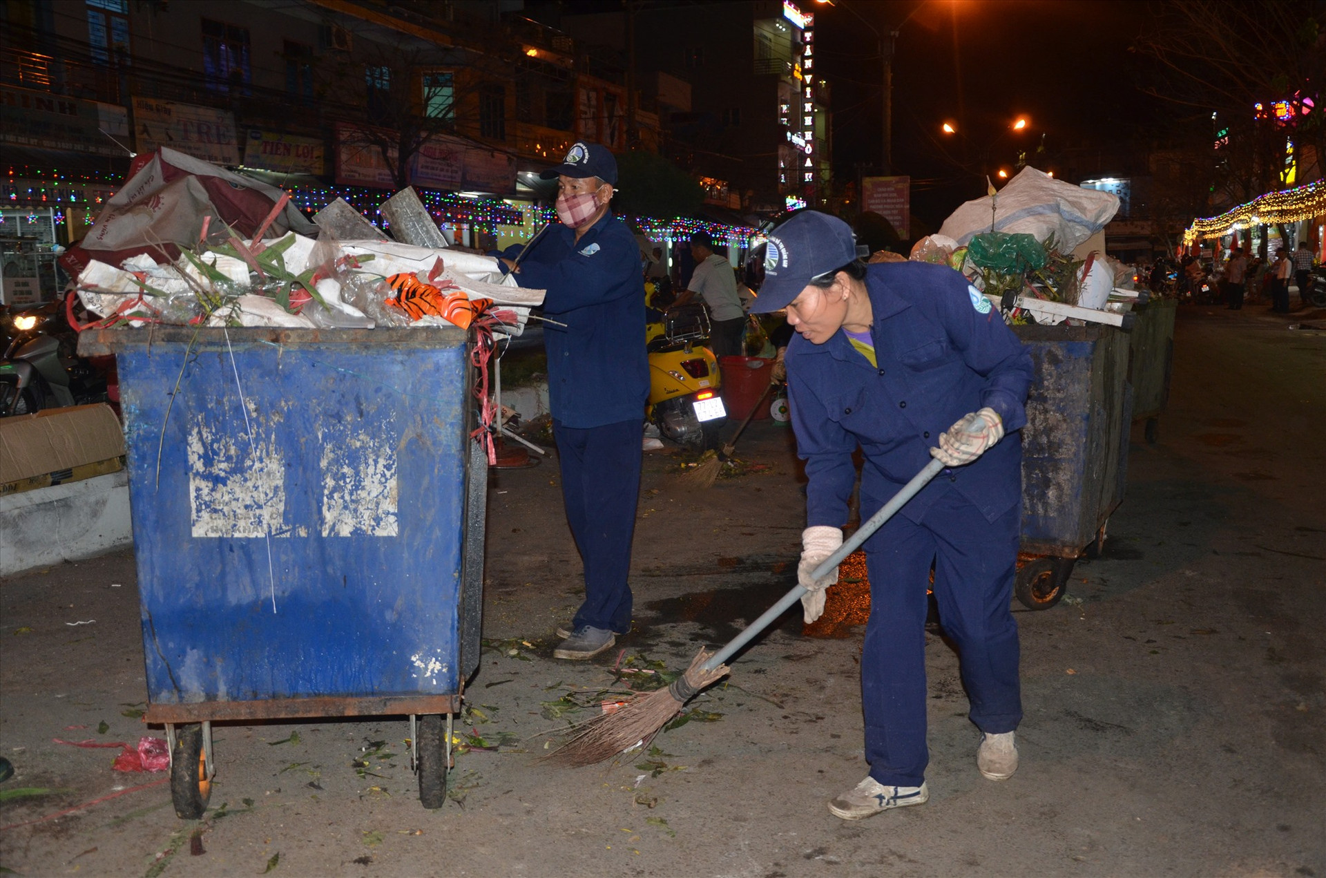Công nhân môi trường vệ sinh đường phố Tam Kỳ trong đêm giao thừa Tân Sửu 2021