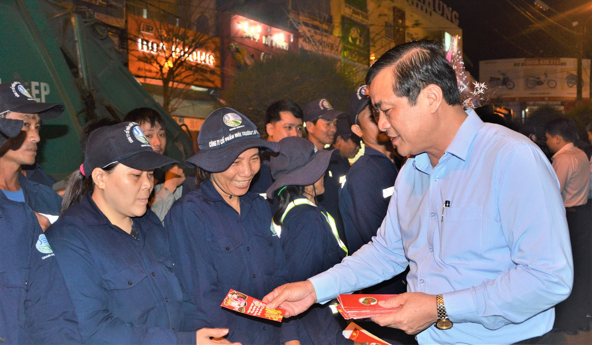 Bí thư Tỉnh ủy Phan Việt Cường luôn động viên, tặng quà công nhân vệ sinh đường phố Tam Kỳ trong đêm giao thừa những năm gần đây