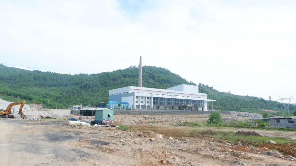 Để khởi đầu lộ trình phân loại rác thải thuận lợi, Quảng Nam cần bố trí nguồn lực để xây dựng đồng bộ kết cấu hạ tầng các nhà máy xử lý rác thải theo công nghệ lò đốt hiện đại. Trong ảnh là Nhà máy xử lý chất thải rắn sinh hoạt Bắc Quảng Nam tại huyện Đại Lộc