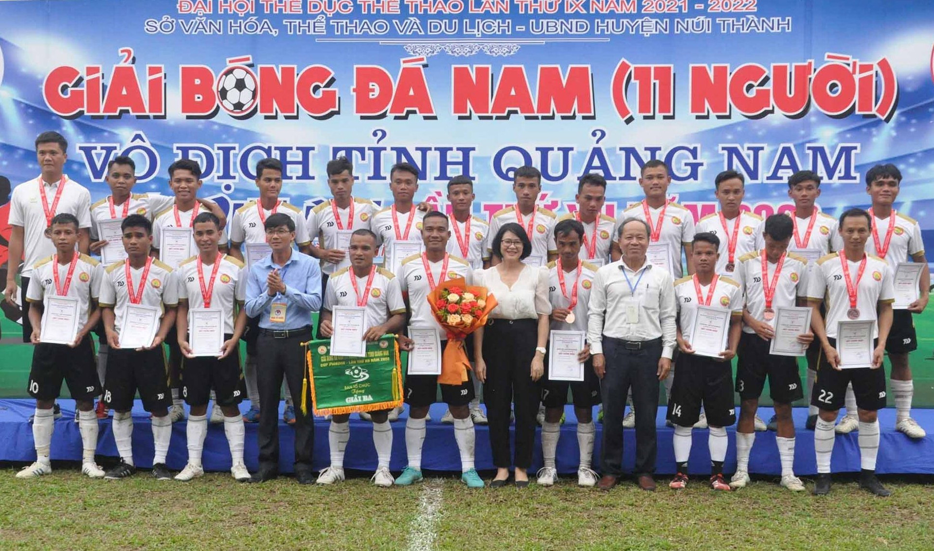 Niềm vui nhận giải ba của các cầu thủ Nam Giang. Ảnh: T.V