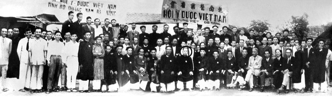 Danh y Lương Trọng Hối (người được khoanh tròn) là Hội trưởng Hội Đông y (Y dược Việt Nam) từ 1954-1963. Ảnh tư liệu tại Nhà thờ Y tổ, số 8 Điện Biên Phủ, Đà Nẵng.