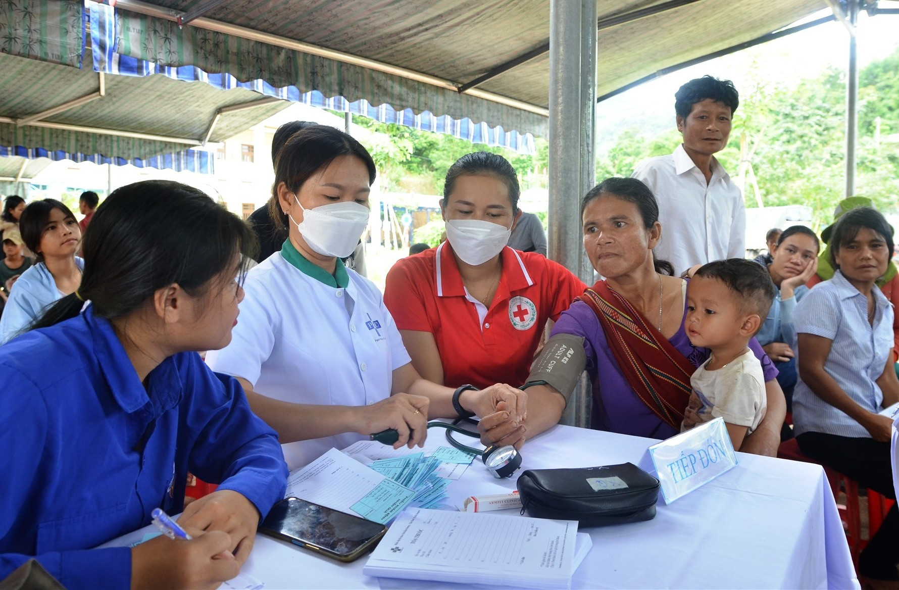 Khám bênh, cấp phát thuốc miễn phí cho 200 bà con xã Trà Tập, huyện Nam Trà My. Ảnh:N.HƯNG