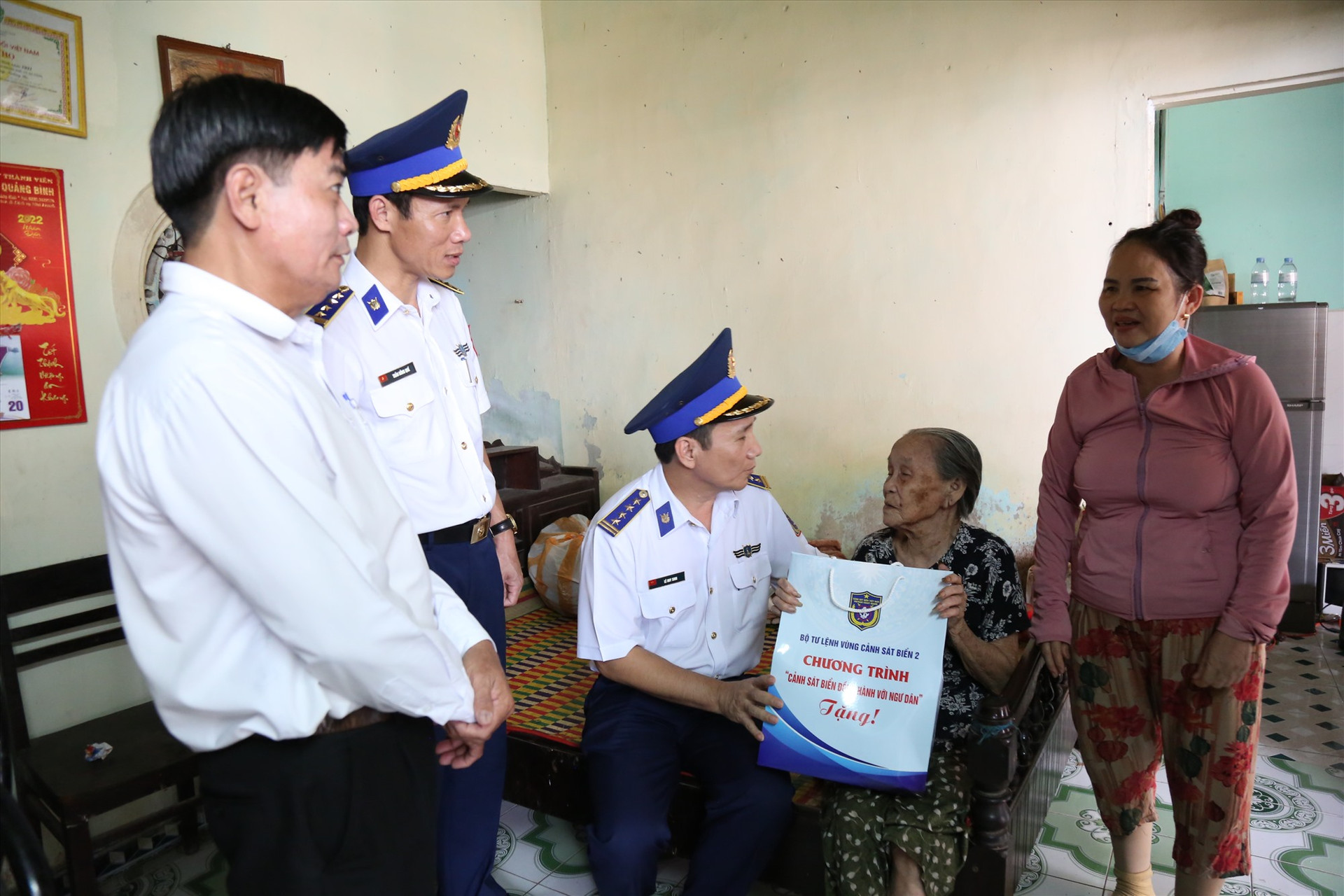 Đại tá Lê Huy Sinh, Chính ủy Vùng Cảnh sát biển 2 thăm , tặng quà gia đình có hoàn cảnh khó khăn ở quận Thanh Khê.