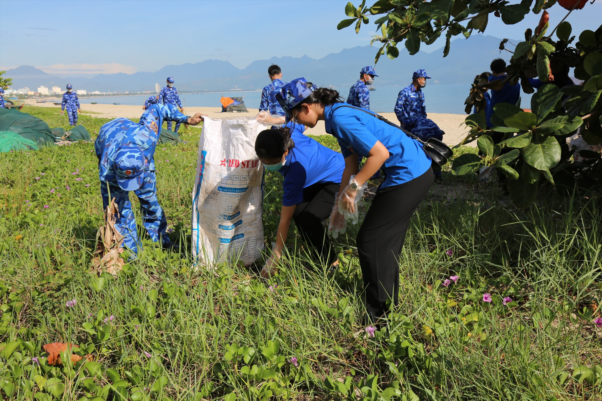 Đoàn viên, thanh niên quận Thanh Khê và cán bộ, chiến sĩ Bộ Tư lệnh Vùng Cảnh sát biển 2 tham gia chương trình Chung tay làm sạch biển. Ảnh: N.T