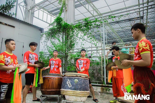 Theo những người có kinh nghiệm múa lân, đội trống là linh hồn của màn múa lân nên những người nhận nhiệm vụ đánh trống xe cần phải dày công hơn trong việc tập luyện so với những người khác.