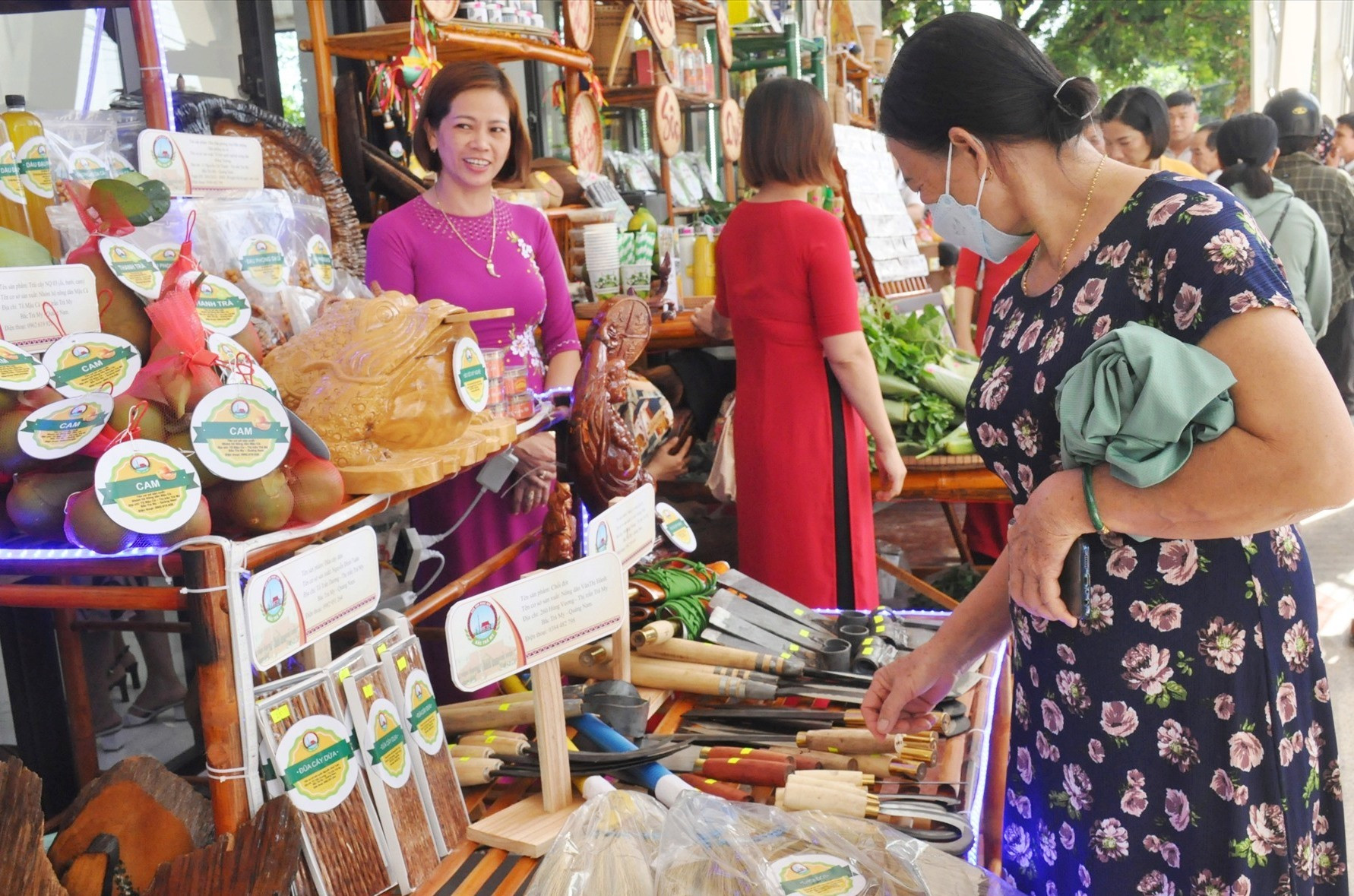 Sản phẩm địa phương các xã/thị trấn của huyện Bắc Trà My được trưng bày tại hội chợ. Ảnh: D.H