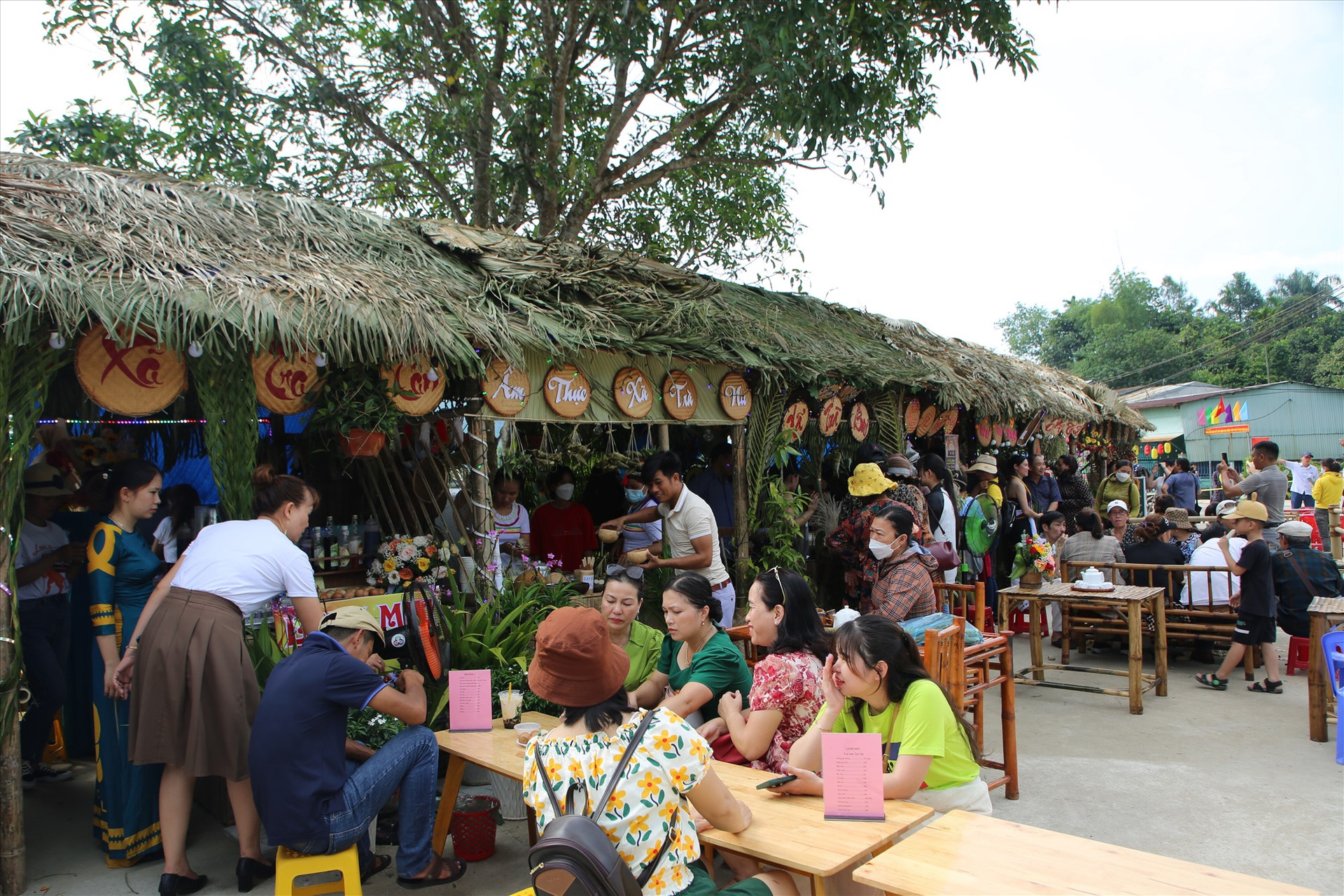 Đông đảo du khách tham gia trải nghiệm và thưởng thức ẩm thực tại đường đi bộ ở khu vực kè sông Trường (thị trấn Trà My). Ảnh: D.H