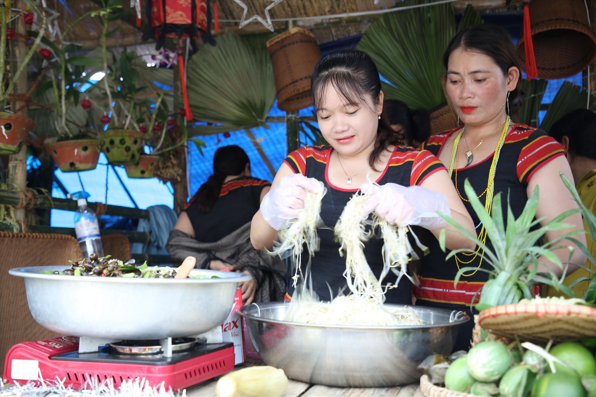 Nhiều món ăn dân dã mang đậm văn hóa truyền thống địa phương được chế biến ngay tại chỗ phục vụ du khách. Ảnh: D.H