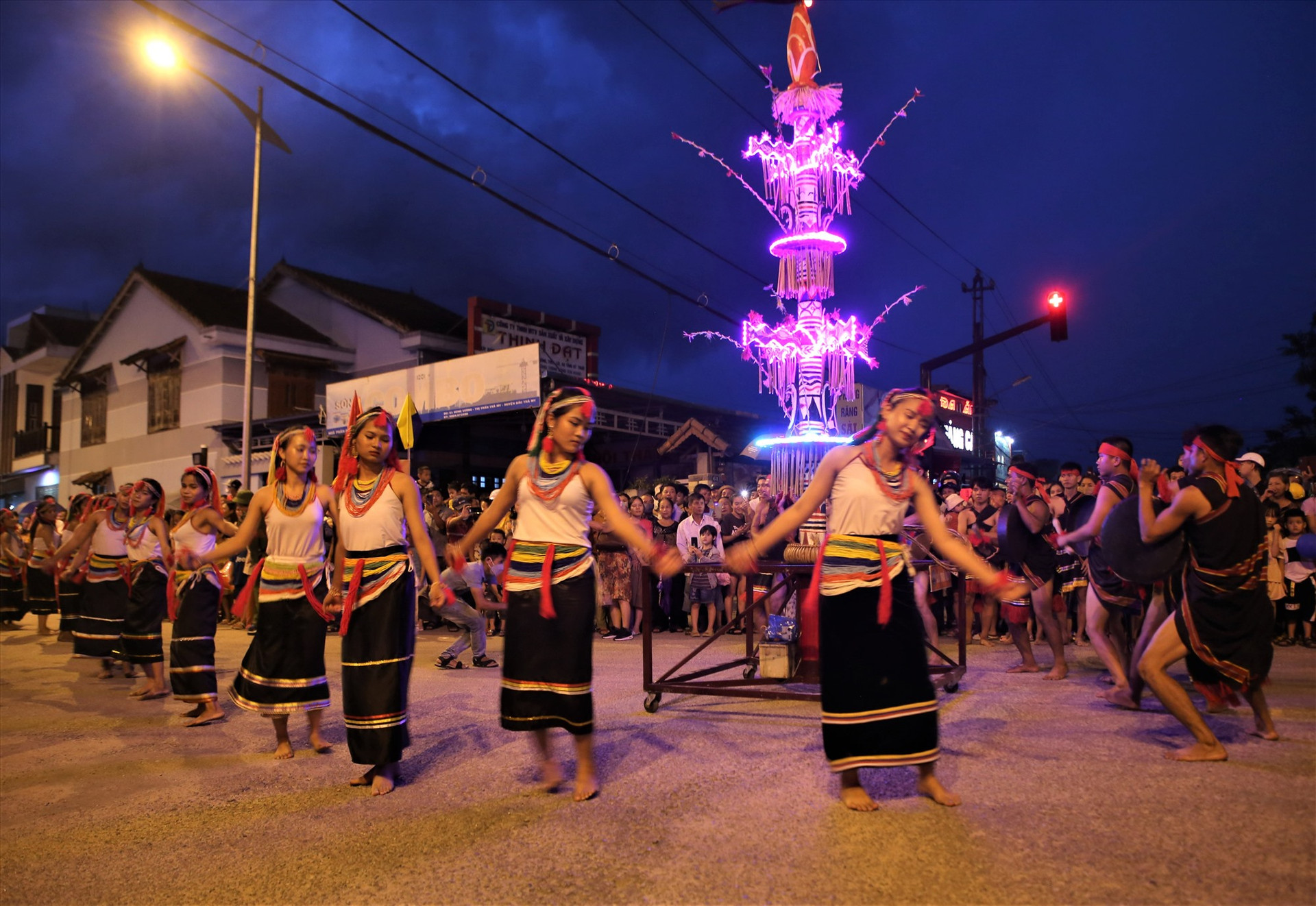 Trước khi diễn ra lễ khai mạc, hàng trăm nghệ nhân các dân tộc cùng rước vật thiêng và biểu diễn sắc màu truyền thống quanh đường phố Trà My. Ảnh: A.N