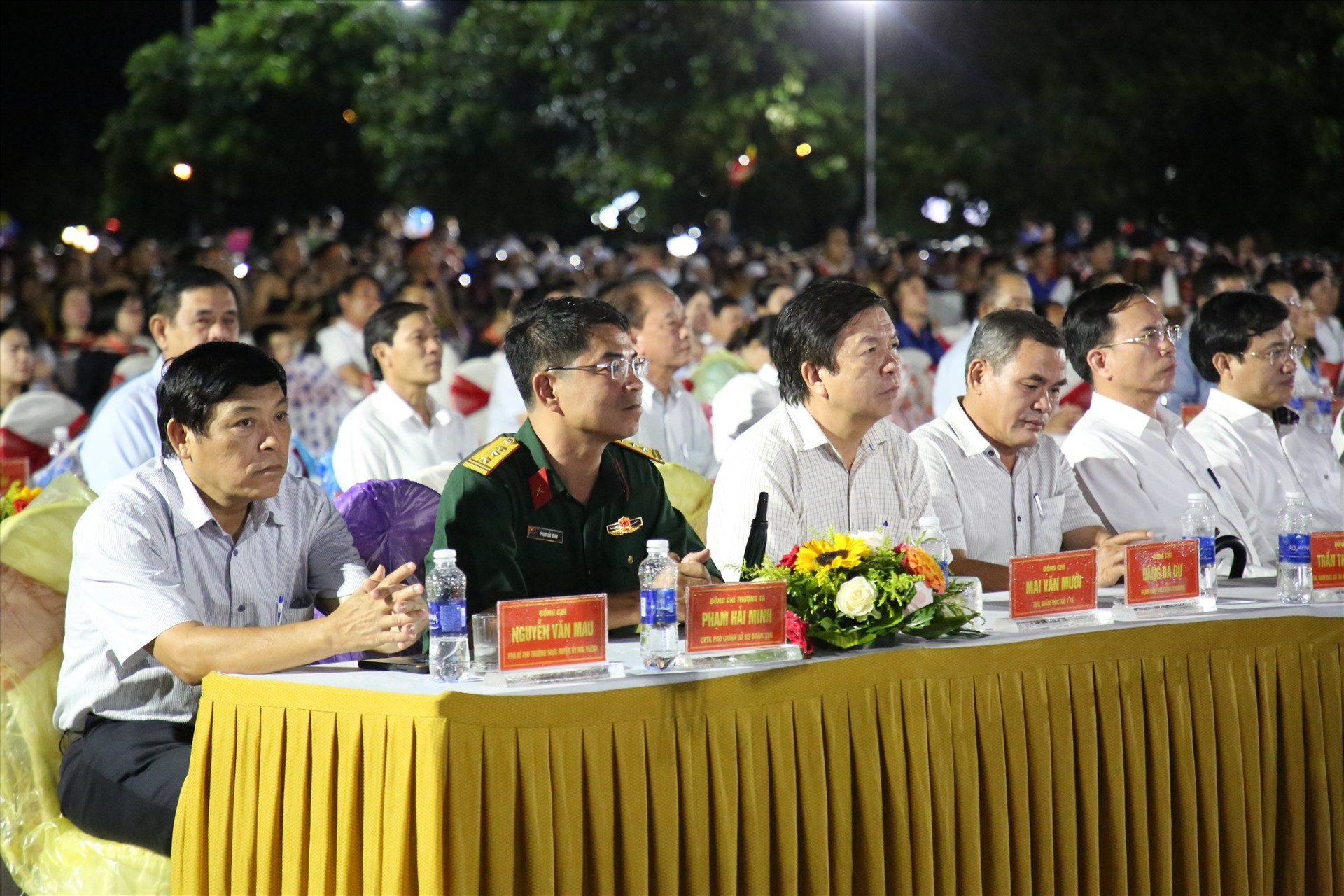 Đêm khai mạc thu hút sự tham dự của lãnh đạo tỉnh và người dân địa phương. Ảnh: A.N