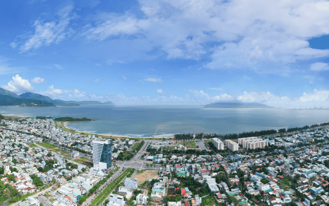 Một phần khu vực Tây Bắc của thành phố Đà Nẵng, hướng nhìn ra vịnh Đà Nẵng.