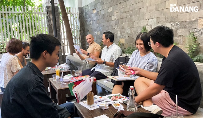 Lớp chọn thường diễn ra ở những quán cà phê Soncha Roastery (K21/20 Ông Ích Khiêm, Hải Châu) hoặc những nơi có không gian mở, để mọi người đều cảm thấy thoải mái khi tham dự.