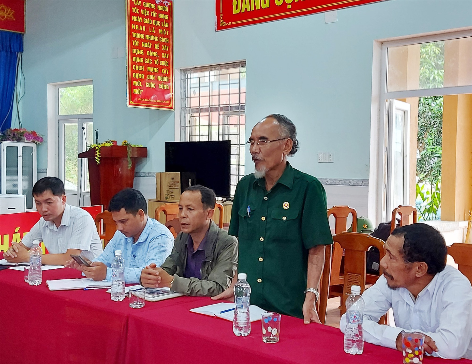 Già làng Nguyễn Thành Tiêu phát biểu góp ý tại hội thảo do UBND huyện Nam Trà My tổ chức. Ảnh: VĂN THỌ