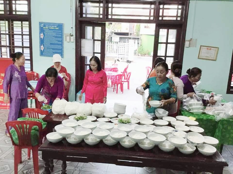 Chương trình “Bữa sáng san sẻ yêu thương” của Hội LHPN phường Vĩnh Điện, Điện Bàn.