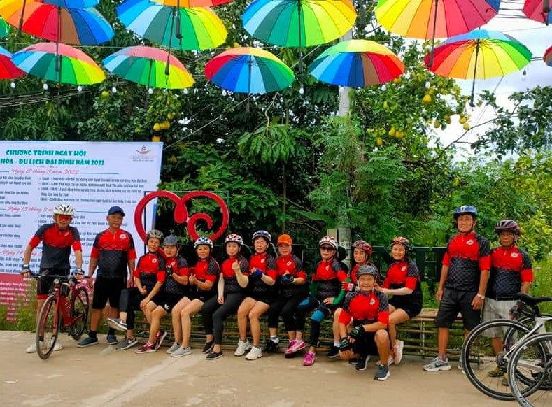 CLB “Xe đạp thể thao Phúc Thọ “ check - in” tại làng Đại Bình.