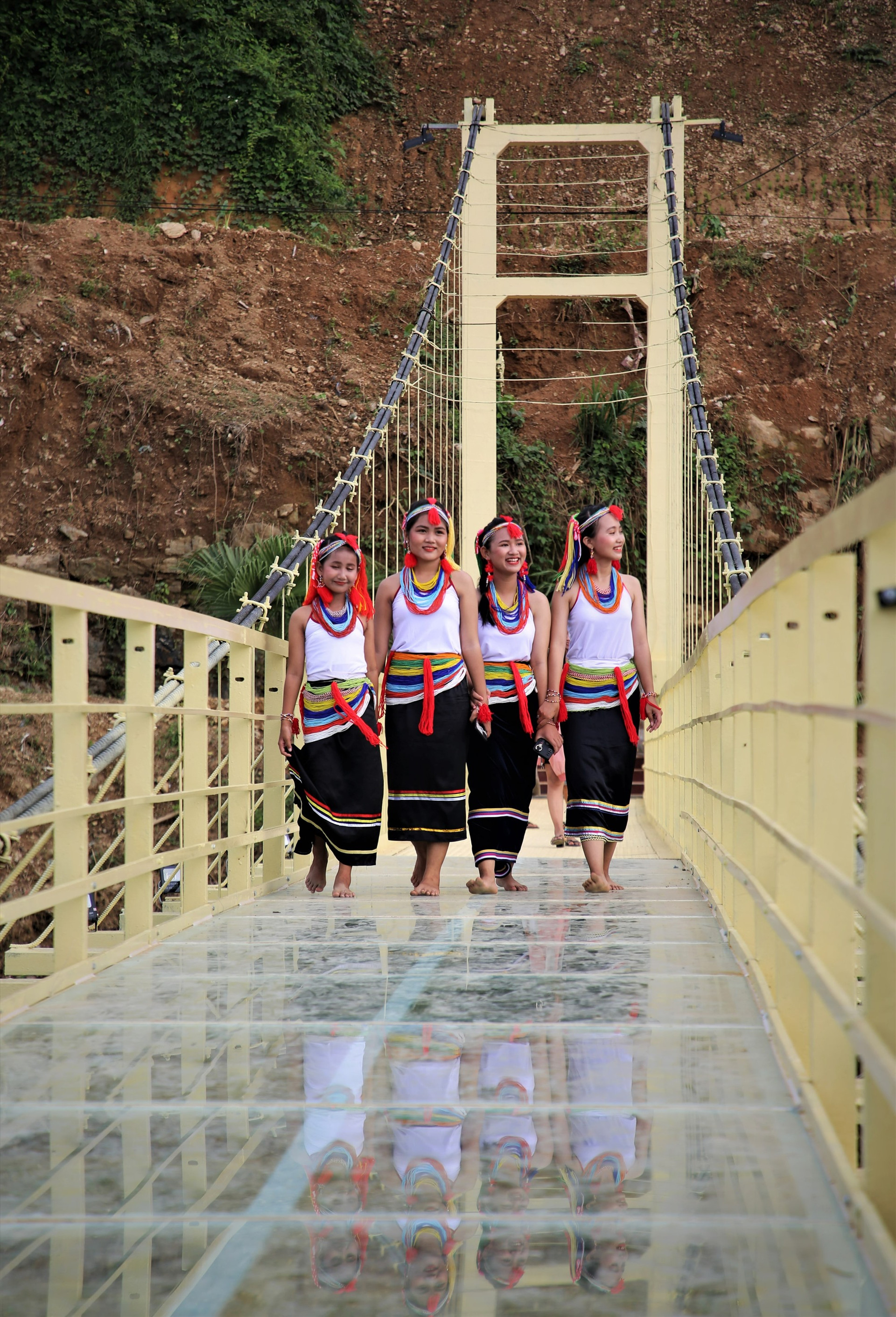 Cầu treo kính nối hai bờ sông Trường được xem là điểm nhấn, thu hút các cô gái vùng cao tìm đến ghi lại khoảnh khắc. Ảnh: A.N