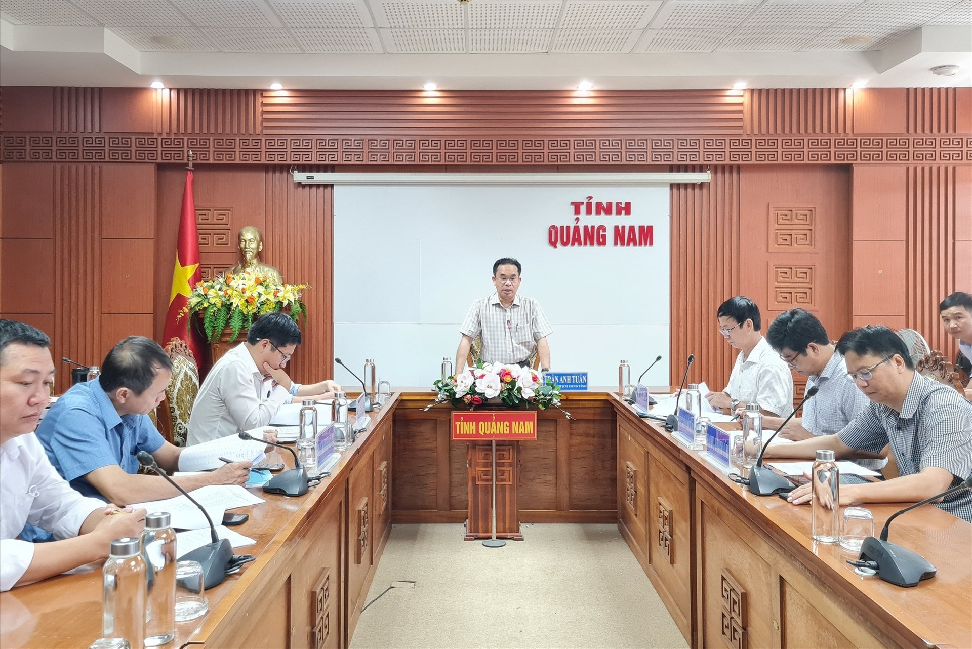 Phó Chủ tịch UBND tỉnh Trần Anh Tuấn chủ trì cuộc họp sáng nay về nhà ở xã hội. Ảnh: D.L