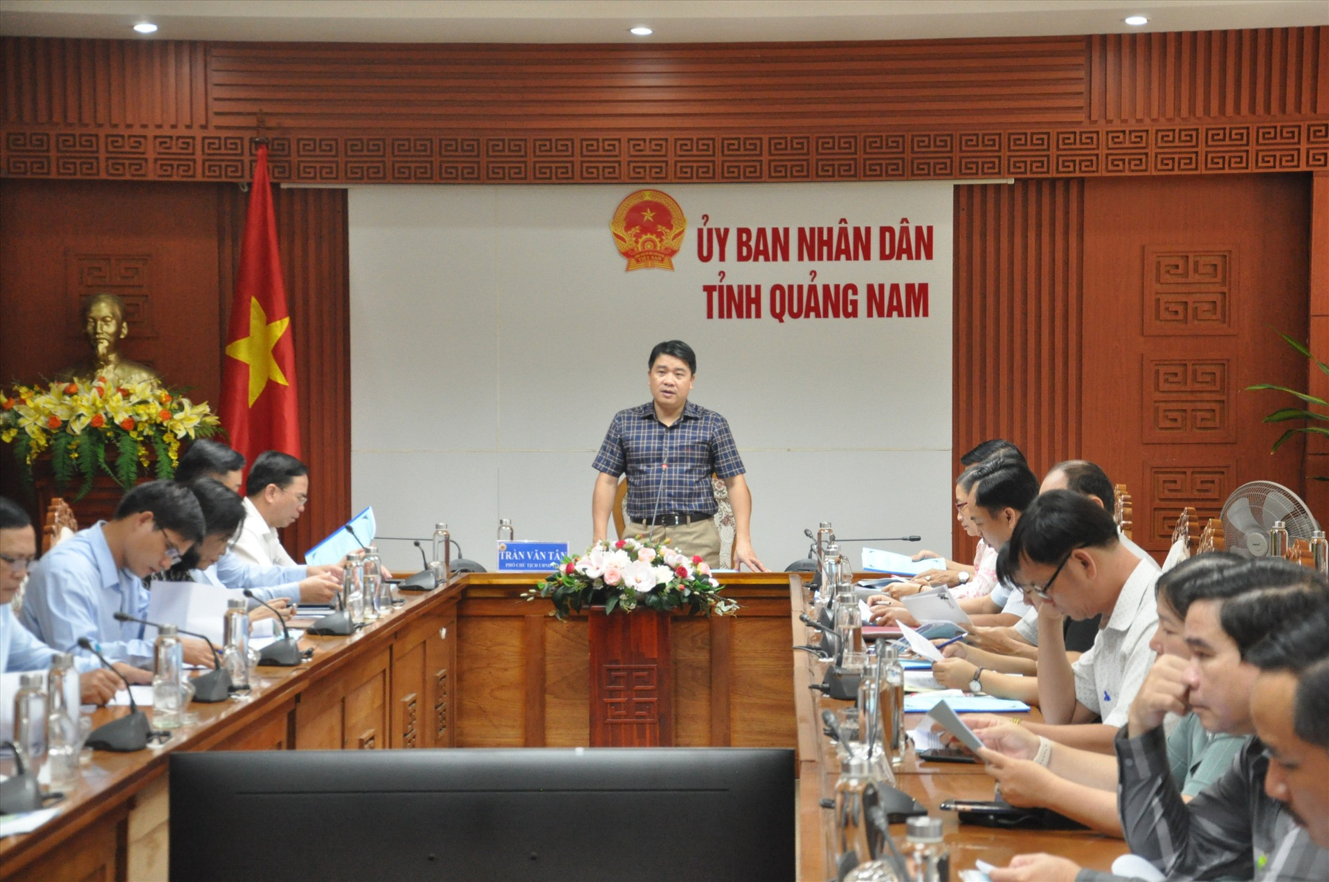Phó Chủ tịch UBND tỉnh Trần Văn Tân chủ trì cuộc họp. Ảnh: T.V