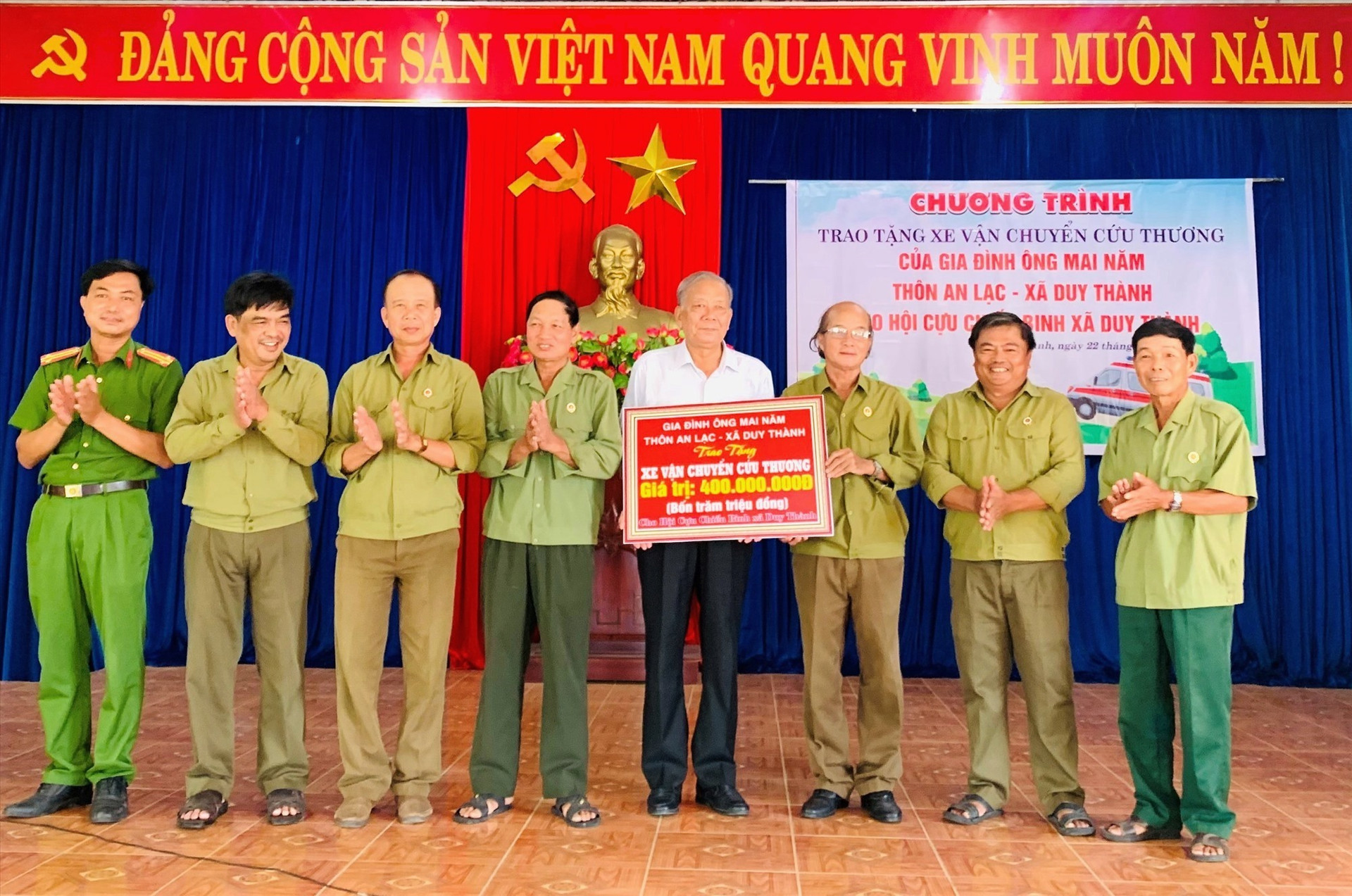 Trao biểu trưng tặng xe cứu thương cho Hội Cựu chiến binh xã Duy Thành. Ảnh: T.N