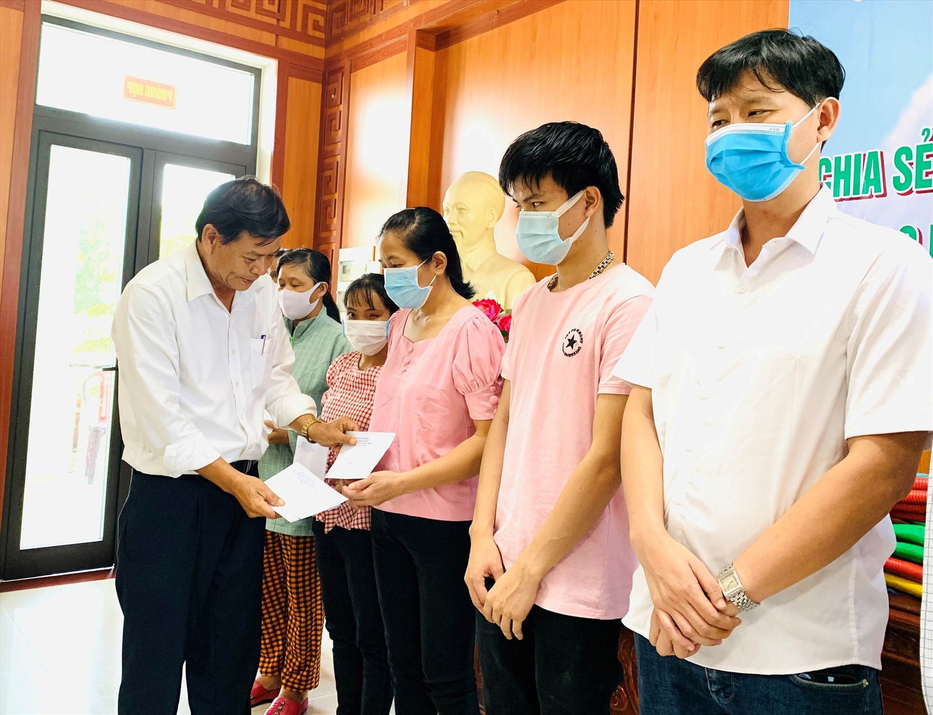Lãnh đạo Liên đoàn Lao động huyện Duy Xuyên tặng quà cho những hội viên người mù khó khăn.    Ảnh: T.N