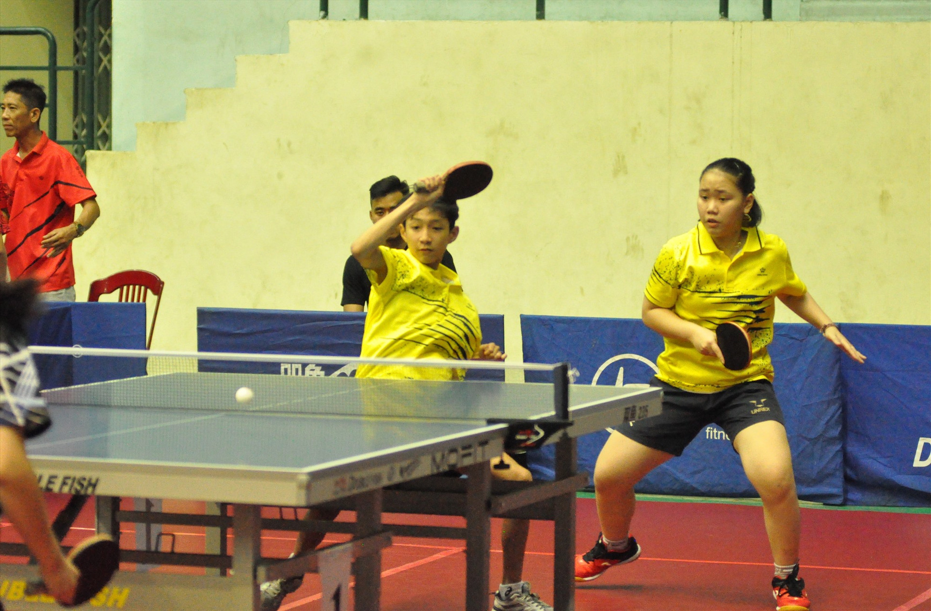 Tay vợt trẻ Nguyễn Anh Đại (bên trái) là người huyện Phú Ninh (Quảng Nam) nhưng tập luyện và thi đấu trong màu áo Đà Nẵng. Ảnh: A.S