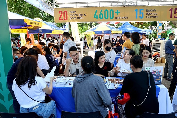 Thí sinh tham dự ngày hội tư vấn xét tuyển đại học 2022. Ảnh: Lê Phú.