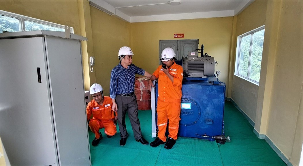 Ban chỉ huy PCTT&TKCN Công ty kiểm tra hệ thống thông tin, máy phát dự phòng tại đập Thủy điện A Vương. Ảnh: L.L