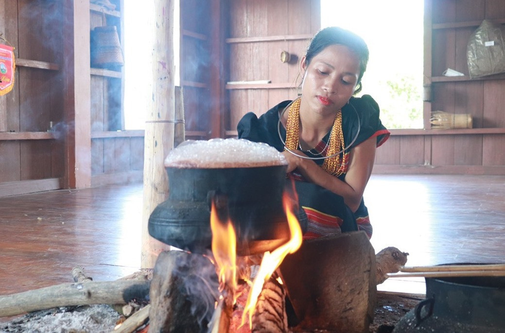 Phụ nữ M'nông bên bếp lửa nấu cơm lúa rẫy. Ảnh: D.H