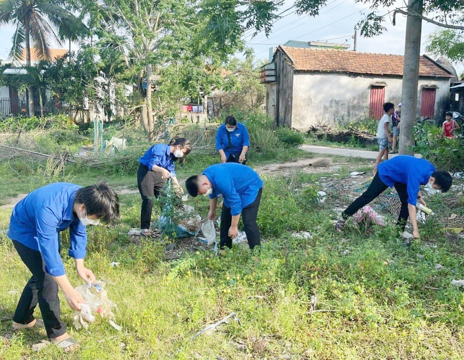 Đoàn viên thanh niên phường Tân Thạnh (TP.Tam Kỳ) tình nguyện dọn vệ sinh môi trường. Ảnh: TẤN XUÂN