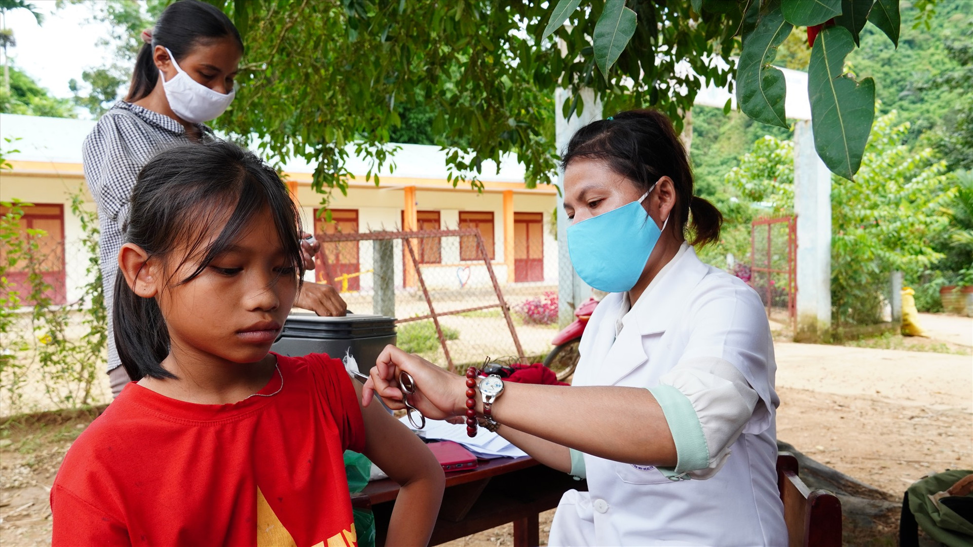 Tiêm vắc xin covid-19 cho trẻ em tại làng Cheng Tông, xã Trà Cang, Nam Trà My. Ảnh: TẤN SỸ
