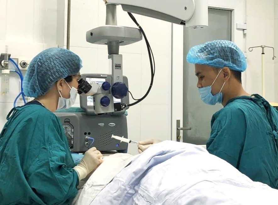 Phẫu thuật đục thể thủy tinh bằng phương pháp Phaco miễn tại Bệnh viện Đa khoa Quảng Nam.