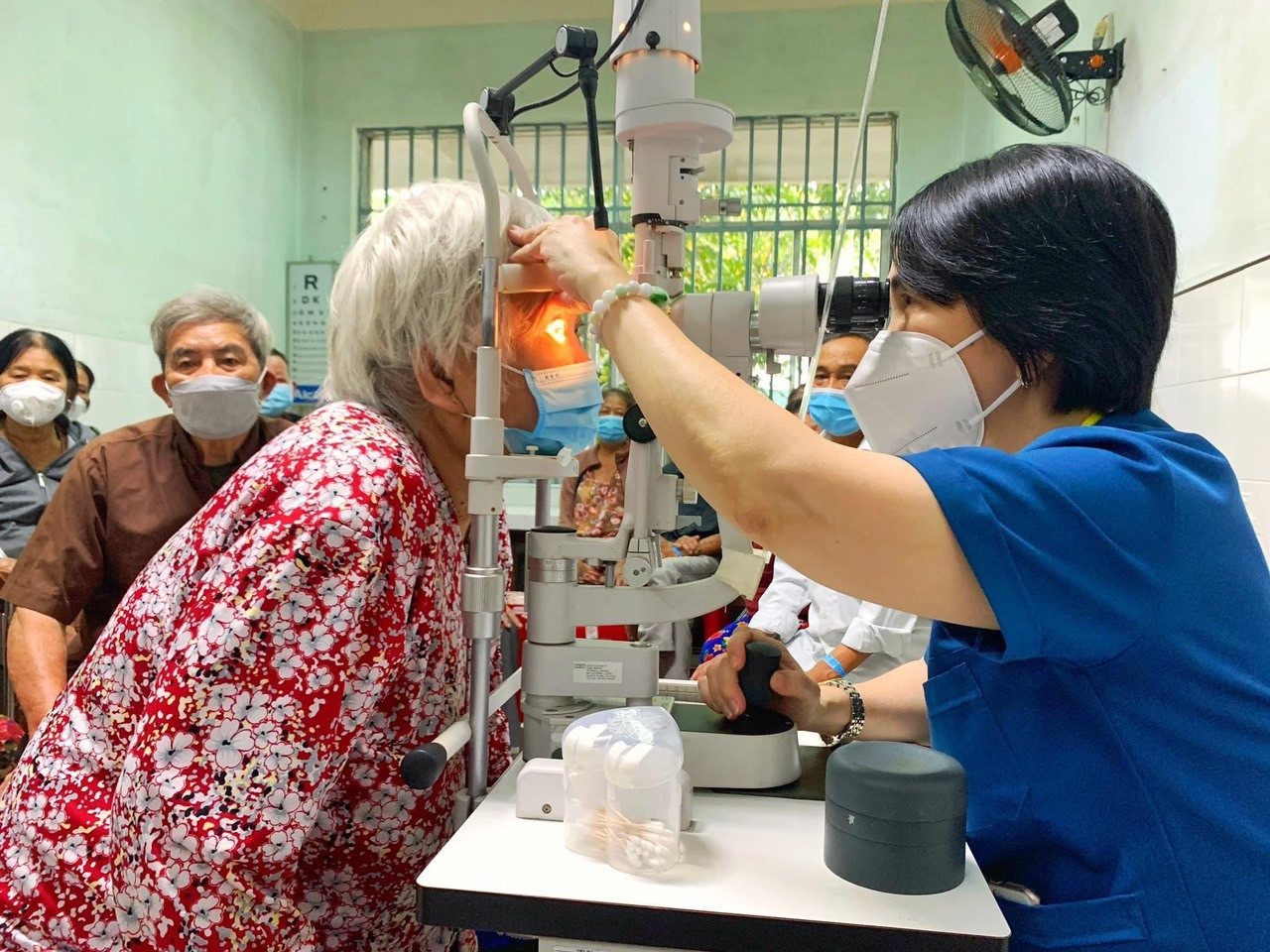 Khám sàng lọc cho bệnh nhân tại Khoa Mắt Bệnh viện Đa khoa Quảng Nam.