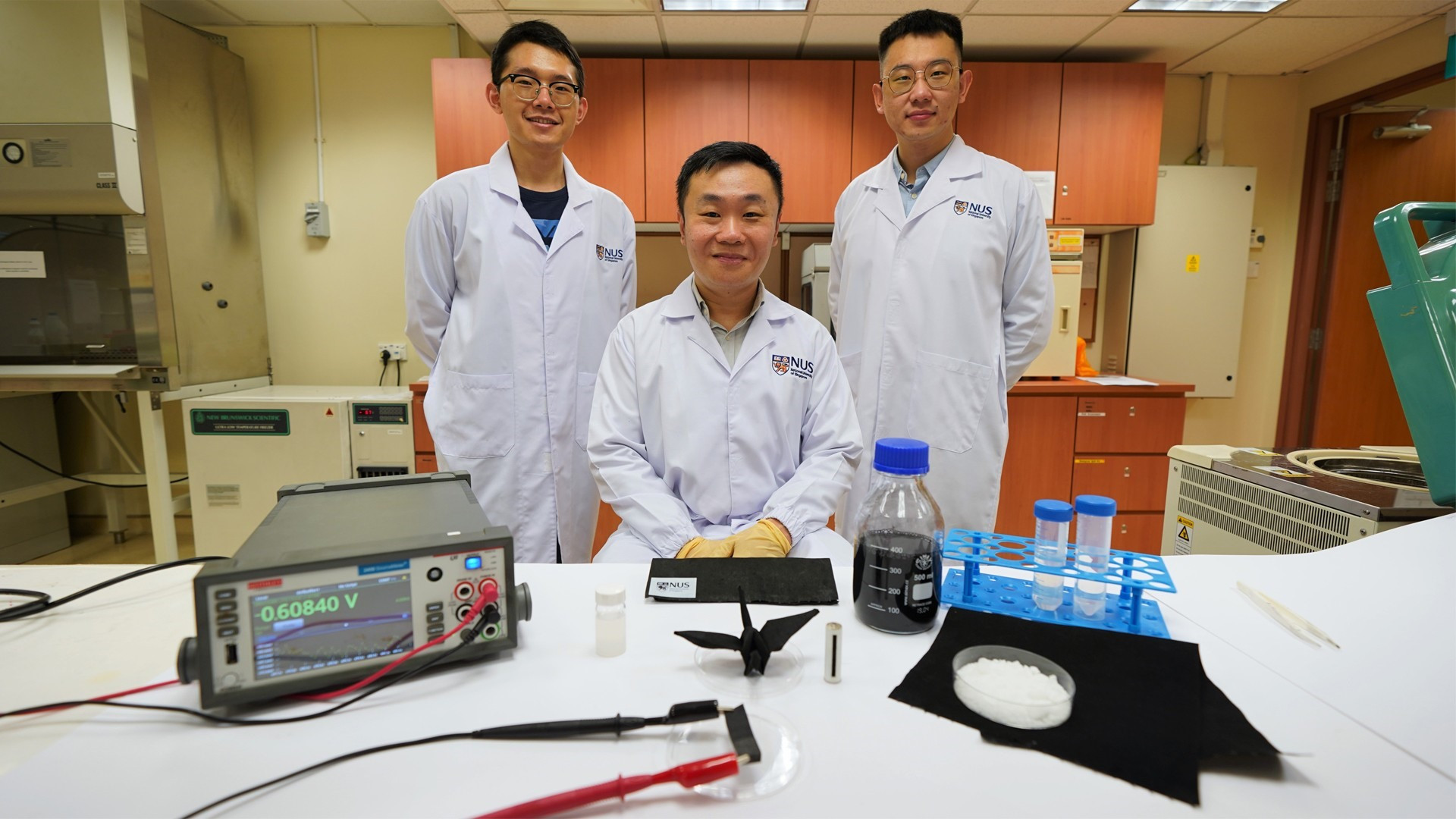 Tiến sĩ Tan Swee Ching và các nhà khoa học từ Khoa Khoa học và Kỹ thuật Vật liệu, Đại học Quốc gia Singapore. Ảnh: NUS