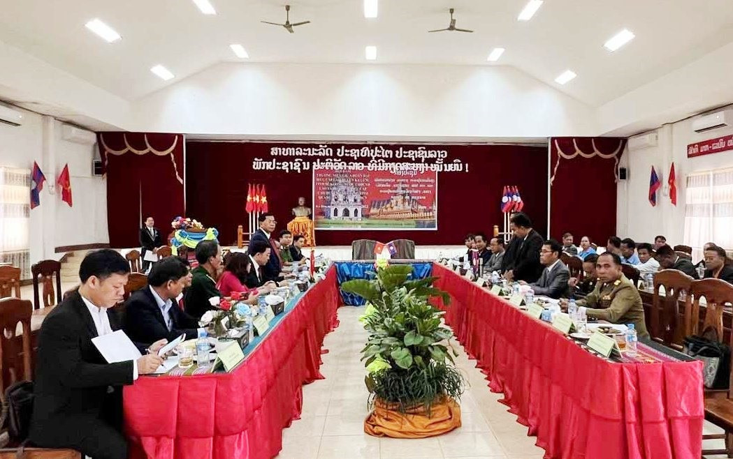 (QNO) - Đoàn công tác huyện Tây Giang do ông Bhling Mia - Bí thư Huyện ủy làm trưởng đoàn vừa có chuyến thăm và làm việc tại huyện Kà Lừm (tỉnh Sê Kông, Lào).