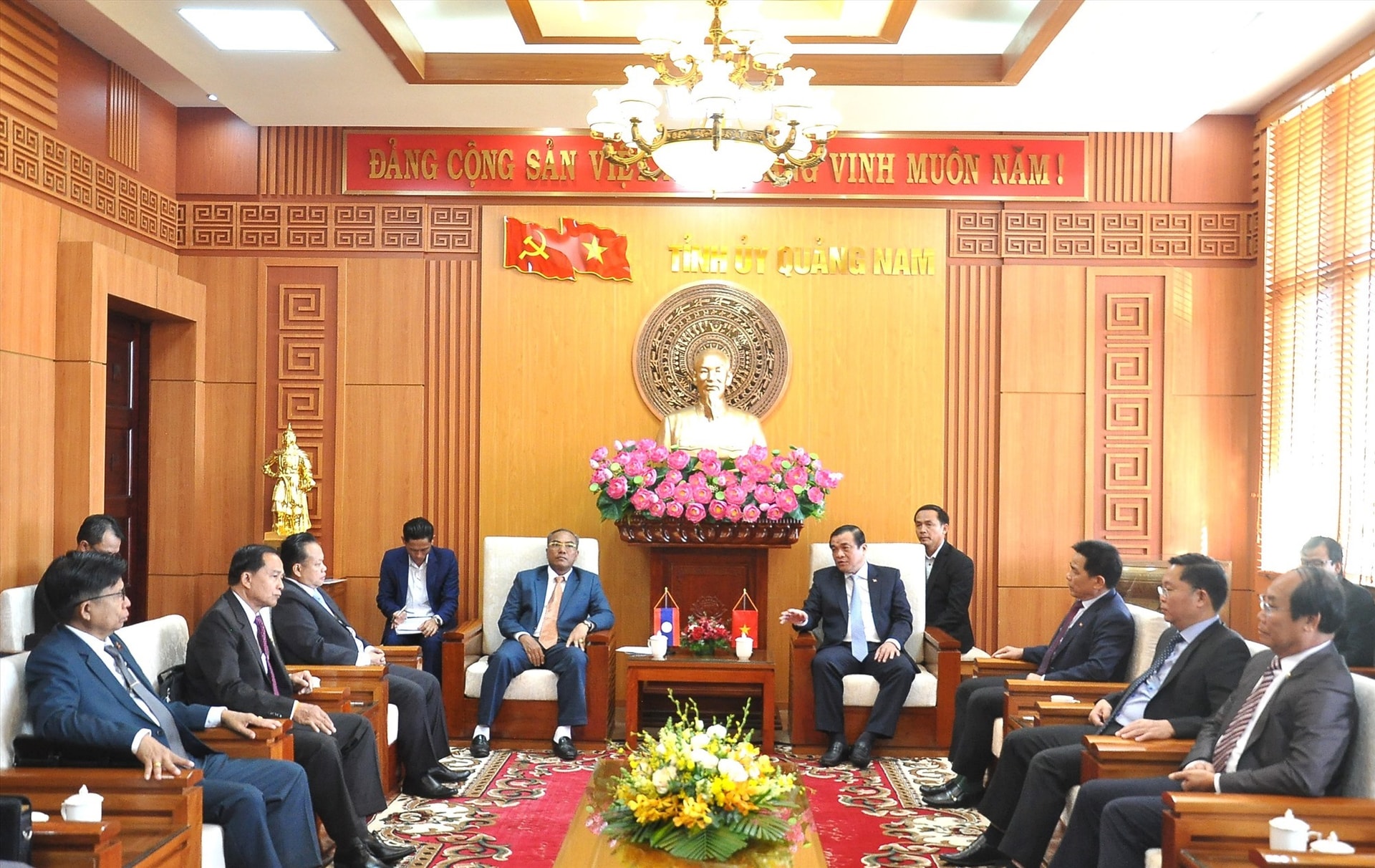 Quang Nam leaders receive the delegation