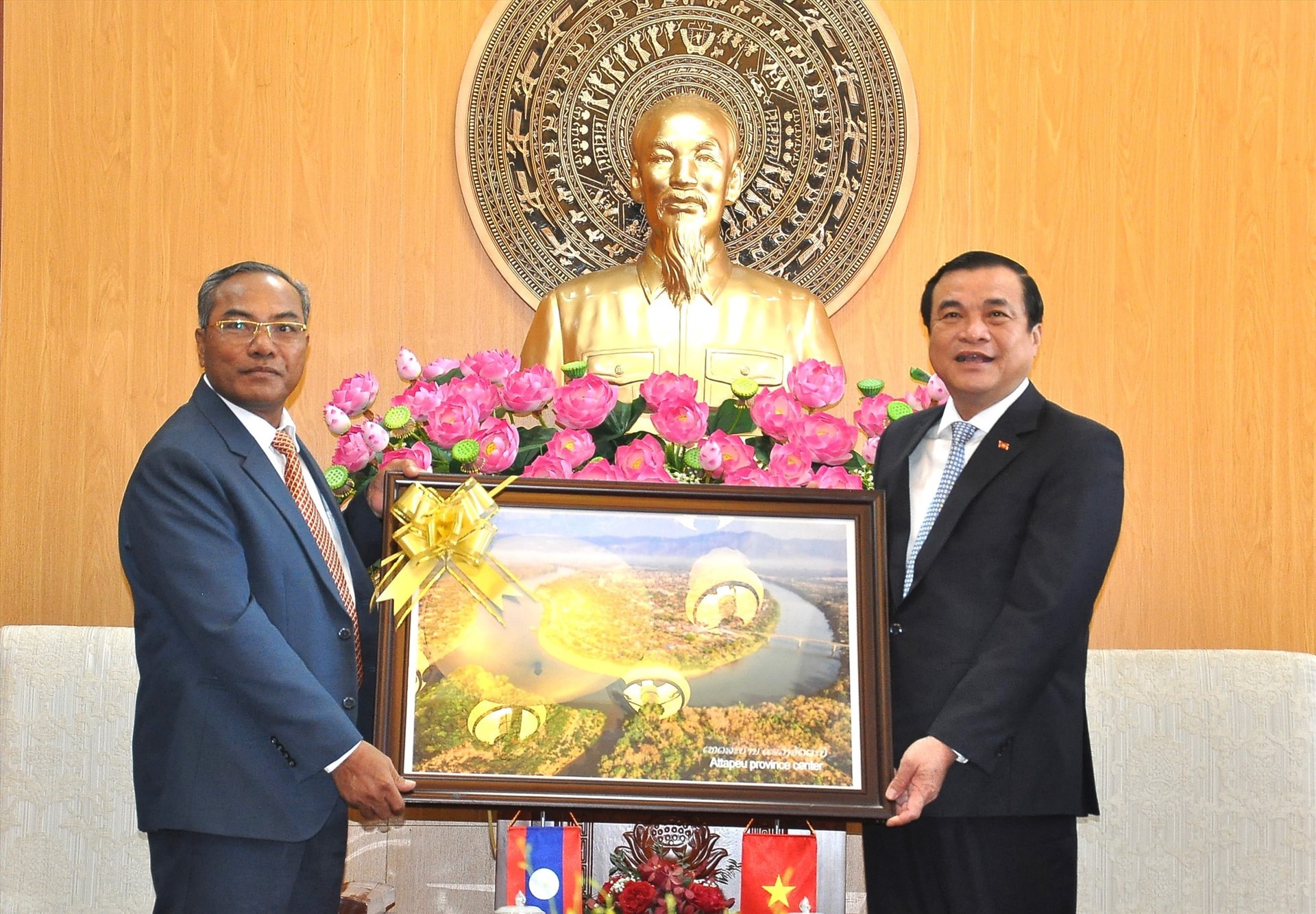 Attapeu’s souvenir to Quang Nam