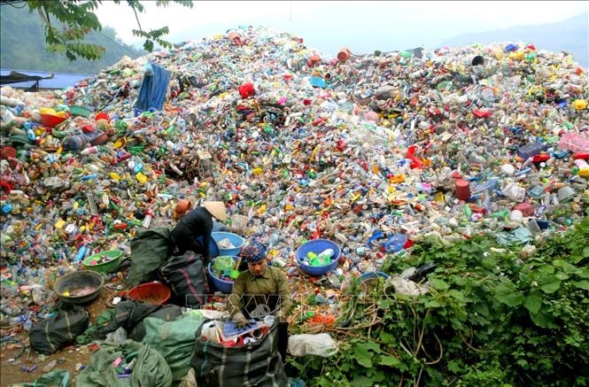 Một bãi thu gom rác thải nhựa để tái chế tại Lào Cai. Ảnh: Ngọc Hà/TTXVN