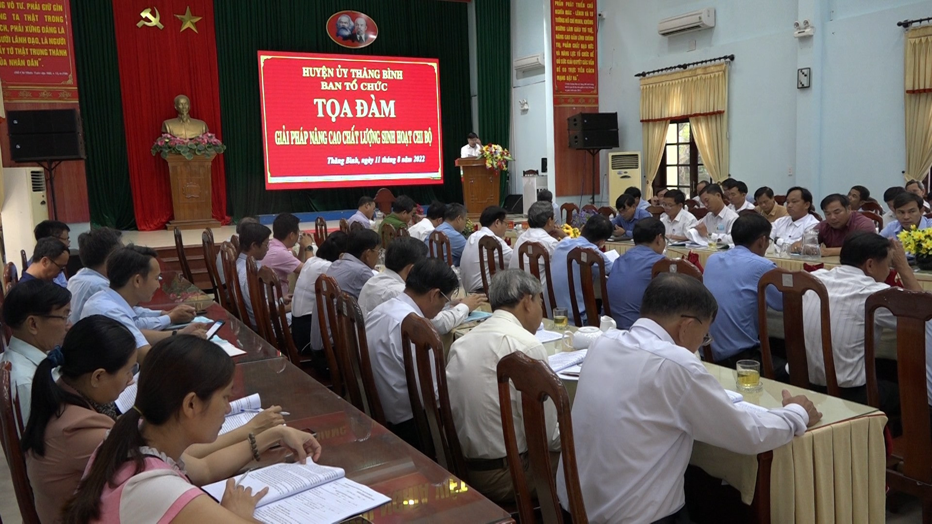 Quang cảnh buổi tọa đàm bàn giải pháp nâng cao chất lượng sinh hoạt chi bộ vừa được huyện Thăng Bình tổ chức. Ảnh: T.N