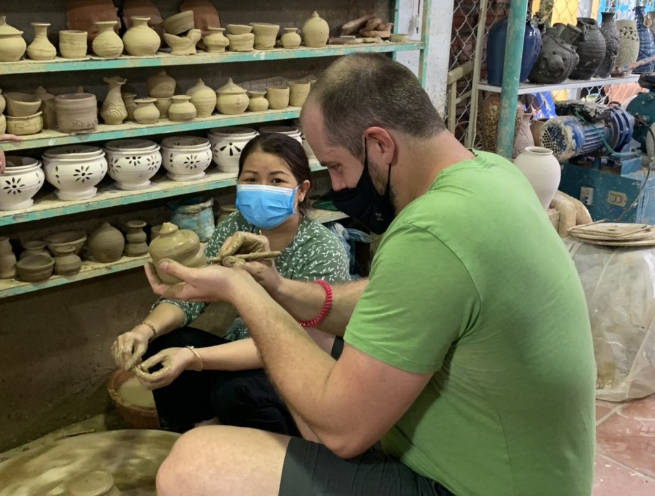 Du khách tham gia trải nghiệm nghề làm gốm ở phường Thanh Hà. Ảnh: Đ.H