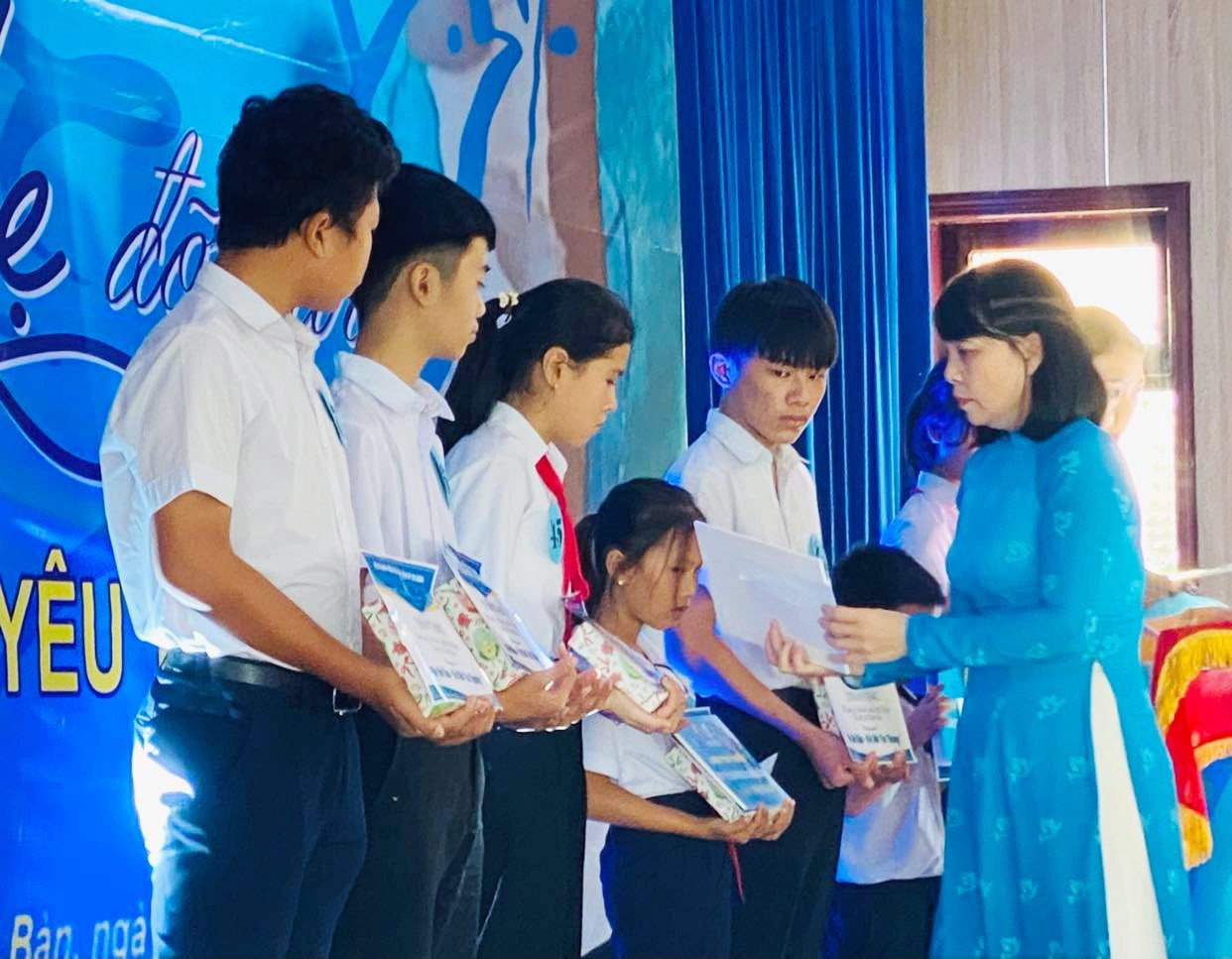 Nhiều trẻ em kém may mắn tại Điện Bàn đã được nhiều cá nhân, cơ quan, doanh nghiệp nhận đỡ đầu. Ảnh: G.KHANG