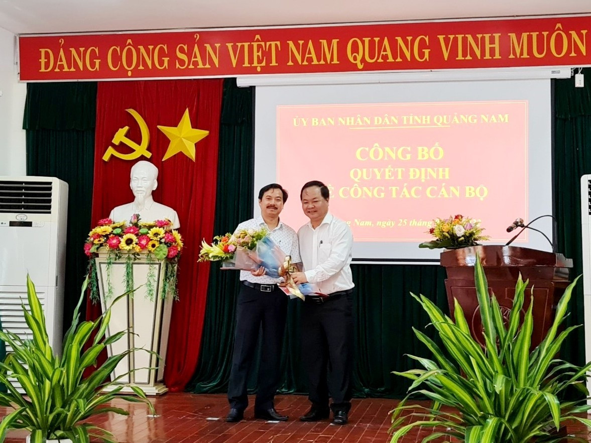 Phó Chủ tịch UBND tỉnh Nguyễn Hồng Quang tặng hoa chúc mừng ông Hồ Quang Minh (bên trái). Ảnh: TT
