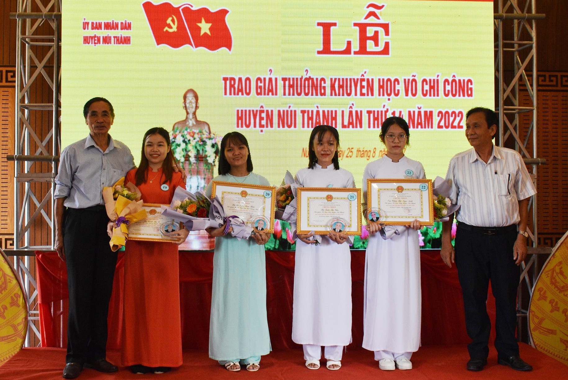 trao Giải thưởng khuyến học Võ Chí Công cho 32 cá nhân