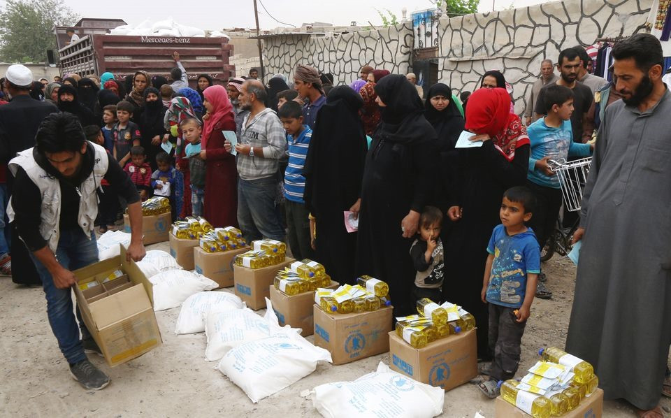 Người dân Syria nhận hỗ trợ của WFP. Ảnh: Reuters