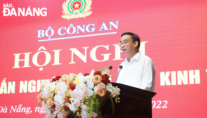 Chủ tịch UBND thành phố Lê Trung Chinh phát biểu tại hội nghị tập huấn. Ảnh: LÊ HÙNG
