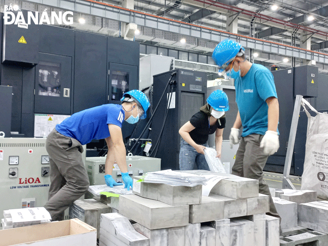 Nhiều lĩnh vực công nghiệp như điện tử, hàng không, chế tạo được cơ cấu phát triển theo hướng ưu tiên nhằm tạo lợi thế cạnh tranh. Trong ảnh: Các kỹ sư đang làm việc tại nhà máy sản xuất linh kiện hàng không vũ trụ Sunshine do Tập đoàn UAC (Mỹ) đầu tư tại Khu Công nghệ cao Đà Nẵng. Ảnh: TRIỆU TÙNG