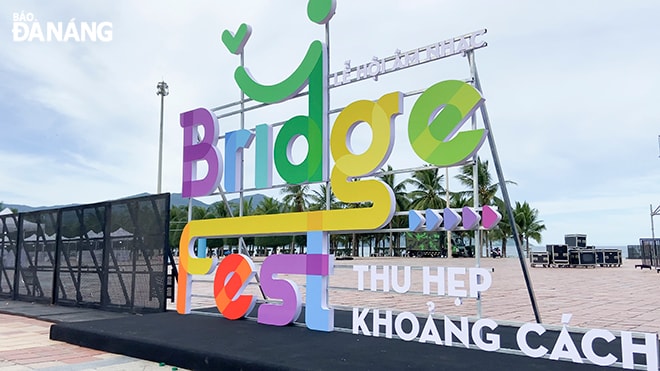 Lễ hội âm nhạc BrigdeFest 2022 diễn ra tại công viên Cá Voi (Võ Nguyên Giáp, Sơn Trà) quy tụ nhiều tiết mục sôi động và thú vị.