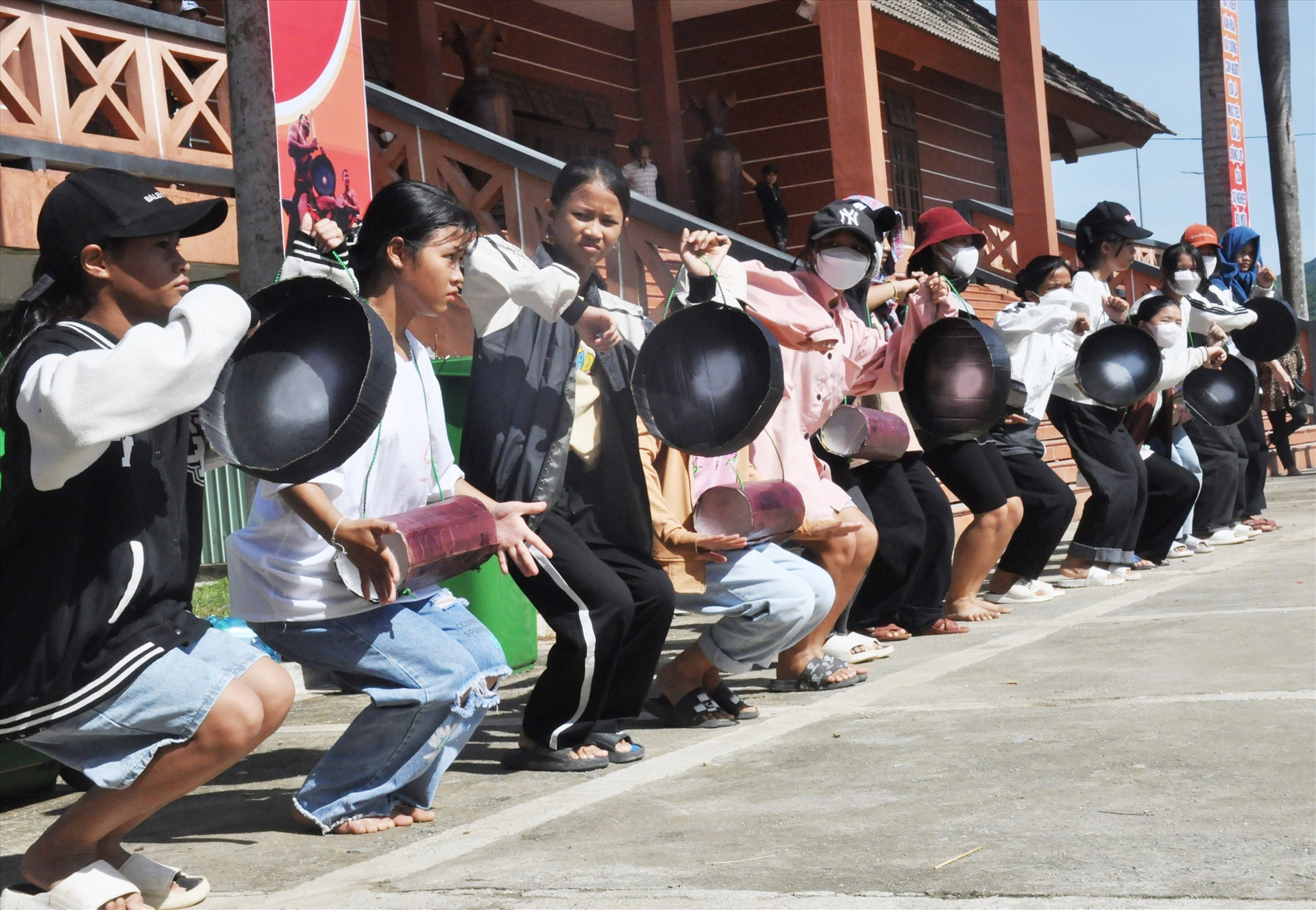 Học sinh Trường PTDTBT THCS Nguyễn Bỉnh Khiêm (xã Trà Bui) tập luyện đánh chiêng, trống tại Lễ hội văn hóa các dân tộc huyện Bắc Trà My - năm 2022. Ảnh: D.H