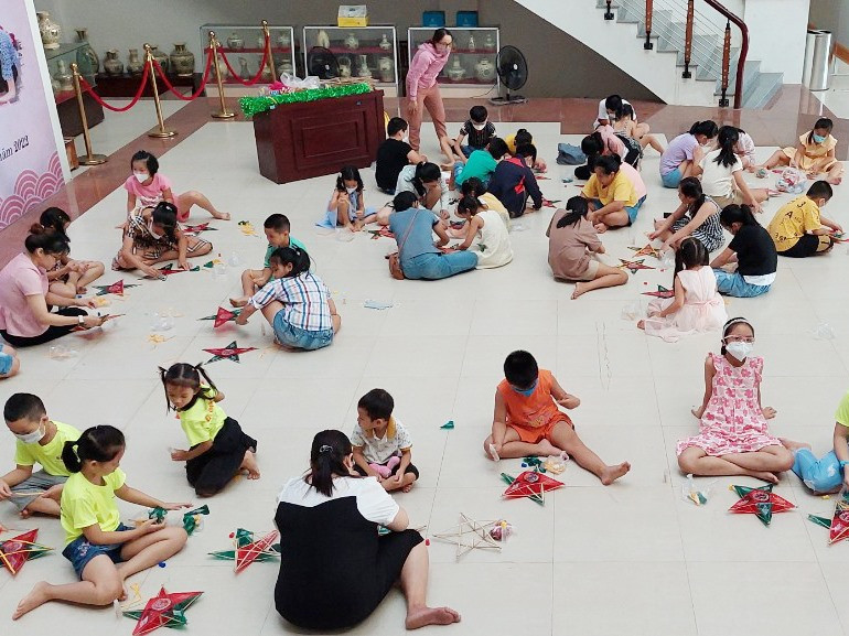 Học sinh tham gia hoạt động trải nghiệm ở Bảo tàng Quảng Nam. Ảnh: Q.T